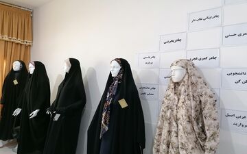 دوخت رایگان چادر در غرفه معاونت فرهنگی شهرداری کرمانشاه در نمایشگاه قرآن وعترت