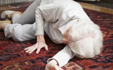 چرا سالمندان بیشتر زمین می‌خورند؟ بررسی علل و راه‌های پیشگیری