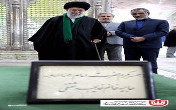 عکس/ قرائت فاتحه رهبرانقلاب بر مزار همسر امام خمینی(ره)