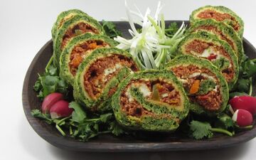 طرز تهیه رولت گوشت با سبزیجات؛ شامی خوشمزه برای مهمانی‌ها