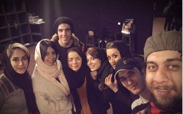 سلفی مهتاب نصیرپور و شاگردانش در کلاس آموزش بازیگری (عکس)
