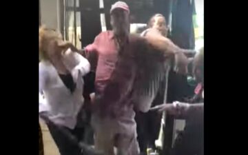 حمله وحشیانه زنان جوان به زن سالخورده در اتوبوس!