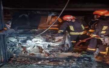 آتش‌سوزی خودرو درون پارکینگ ساختمان مسکونی در فرهنگیان فاز ۲ مهار شد