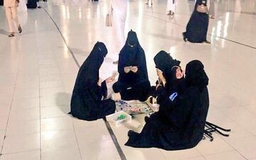 عکس جنجالی از ورق بازی زنان عربستان در مسجد الحرام!