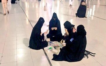 عکس جنجالی از ورق بازی زنان عربستان در مسجد الحرام!
