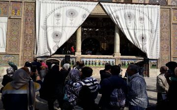 چشمِ کاخ گلستان به پرده‌هایش روشن شد