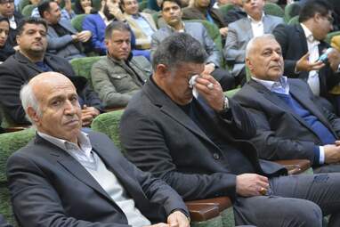 اهدای تندیس مهر حقوق بشر به علی دایی اسوره فوتبال ایران در کرمانشاه