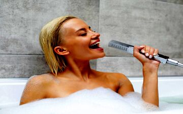آواز خواندن برای مغز مفید است، حتی اگر خواننده نباشیم