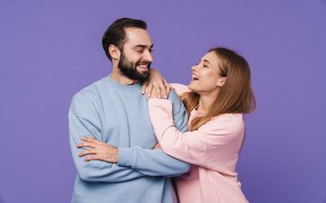 ۷ نشانه که می‌گوید همسرتان واقعاً عاشق و دلبسته شماست

