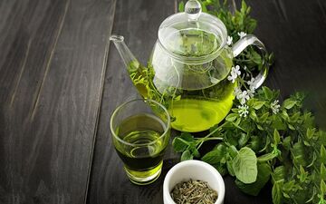 
خواصی از چای سبز که از آن بی خبرید/ چای سبز را با دارچین و زنجبیل بخورید!