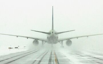 فرود هواپیما در کولاک برف اردبیل، صحنه‌ای تماشایی و نفس‌گیر | فیلم