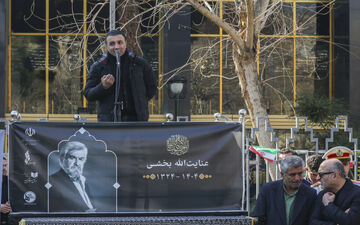 با همراهی خانواده؛ عنایت بخشی در خانه ابدی آرام گرفت