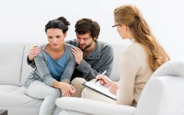 آیا درمانگر جنسی یا سکس‌تراپیست اجازه معاینه و یا لمس بدن بیمار را دارد؟