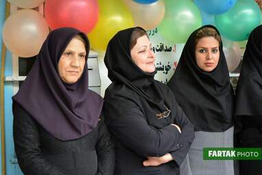 پاسداشت روزمعلم در دبستان غیر انتفاعی مفید و تجلیل از دانش‌آموزان برتر  ناحیه سه کرمانشاه 