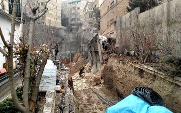 گودبرداری خطرناک؛ فرونشست زمین و سقوط خودرو در زعفرانیه
