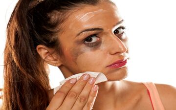 معایب و مزایای استفاده از دستمال مرطوب آرایشی