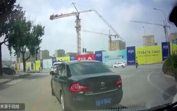 لحظه وحشتناک سقوط جرثقیل در خیابان