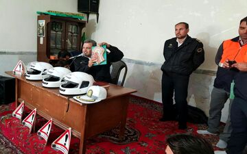 توزیع رایگان کلاه ایمنی و شبرنگ نمایان ساز در میان روستائیان شهرستان سنقروکلیایی 