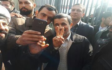 تصویری خاص از احمدی‎نژاد در حاشیه راهپیمایی ۲۲ بهمن