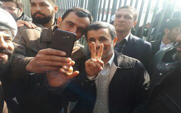 تصویری خاص از احمدی‎نژاد در حاشیه راهپیمایی ۲۲ بهمن