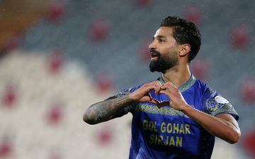 گل اول استقلال به هوادار توسط سهرابیان | فیلم
