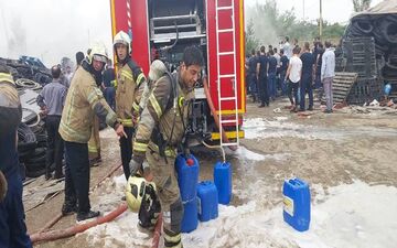  مهار فوری آتش سوزی شرکت لاستیک سازی در شهریار 