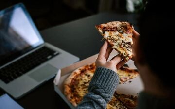 چرا خوردن دیرهنگام غذا در شب می‌تواند باعث افزایش وزن شود؟
