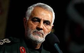 فرزند شهید مدافع وطن در آغوش حاج قاسم