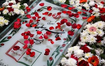 تصویری از ۴ فرزند سردار سلیمانی بر سر مزار پدر