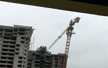 سقوط جرثقیل ساختمانی بر روی خانه‌ها بر اثر وزش باد شدید