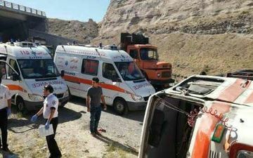 واژگونی سرویس کارگران معدن آباده با ۱۳ کشته و زخمی
