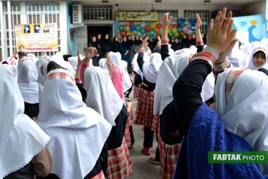 پاسداشت روزمعلم در دبستان غیر انتفاعی مفید و تجلیل از دانش‌آموزان برتر  ناحیه سه کرمانشاه 
