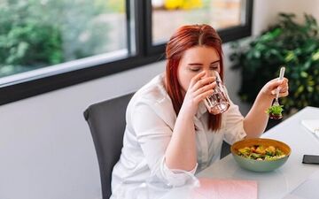 هنگام غذا خوردن به هیچ وجه این کار را نکنید