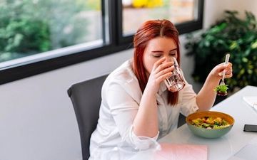 هنگام غذا خوردن به هیچ وجه این کار را نکنید