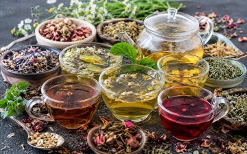 عوارض پنهان دمنوش‌ها؛ چای گیاهی همیشه هم بی‌خطر نیست