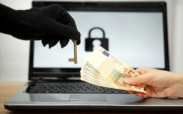 
تهدید خانم صاحبکار با انتشار تصاویر خصوصی