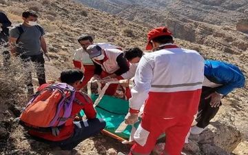 نجات معجزه‌آسای فرد سقوط‌کرده از صخره‌های صعب‌العبور ایجرود