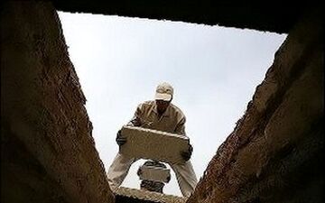سقوط مسخره جنازه روی 2 نفر داخل قبر!+عکس