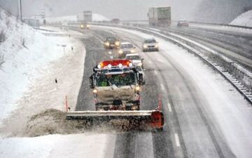بارش برف و باران در اکثر محورهای کشور