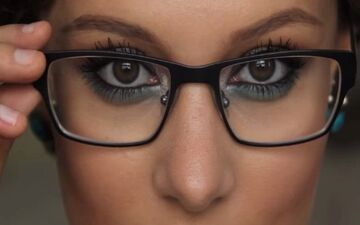 قابل توجه خانم‌های عینکی|به این نکات مهم در آرایش چشم توجه کن!