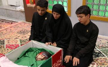 تلنگر برادر شهید خطاب به مسئولان: قبل از امضا کردن هر چیزی، به قطره‌ای از خون برادرم نگاه کنید