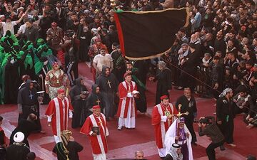اظهار ارادت و بوسیدن خاک آستان امام حسین(ع) توسط روحانیون مسیحی +فیلم 