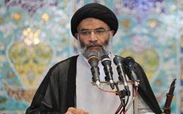 حضور بدون تشریفات امام جمعه اهواز در صف دریافت کارت پرواز