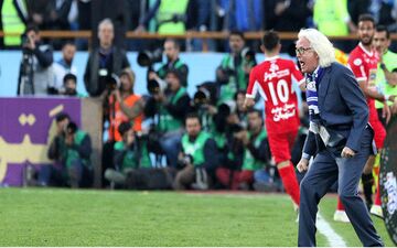 حملۀ ناجوانمردانه پرسپولیسی‌ها به سرمربی استقلال