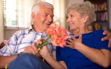هدیه دادن گل و دلیل علاقه خانم ها به این هدیه عاطفی