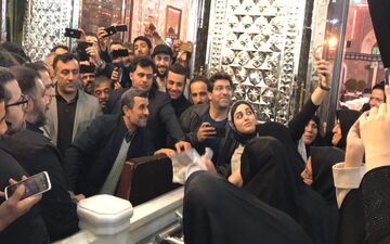 سلفی با محمود احمدی‌نژاد در حرم عبدالعظیم/تصاویر