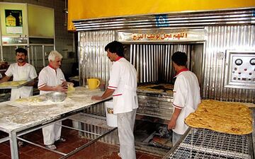 
نانوایان به دلیل ارتباط نزدیک با مردم نکات بهداشتی را رعایت کنند/ آموزش های لازم به کسبه و بازاریان داده خواهد شد