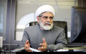 رهامی پرچم استقلال برافراشت