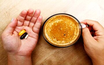 این ۵ دارو را با قهوه و چای یک جا نخورید