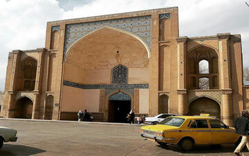 معماری بی‌همتای سردر عالی قاپو در خیابان سپه قزوین
